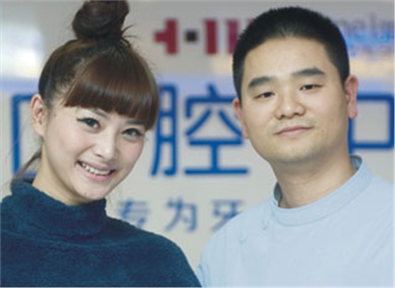 湖南卫视著名主持人陆立与周院长合影