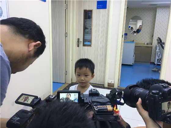 患龋齿儿童接受采访